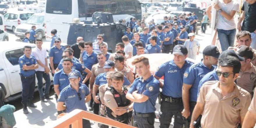 Polisler döviz bozdurmaya koştu