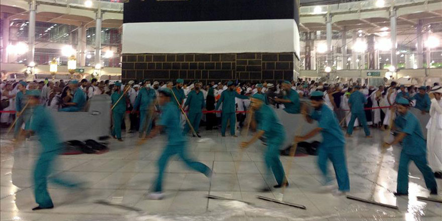 Kabe'nin temizlikçileri gece gündüz çalışıyor