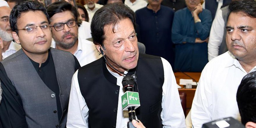 Pakistan'ın Başbakanı görevine başladı