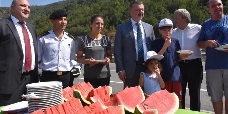 Validen sürücülere karpuz ikramı