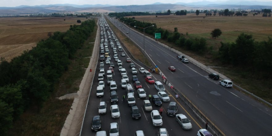 Tatilcilerin Bolu'daki 30 kilometrelik araç kuyruğu