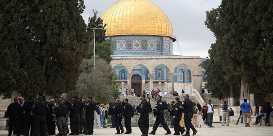 İsrail polisi ve Fanatik Yahudiler Aksa'yı bastı