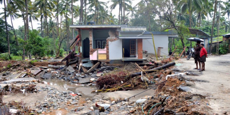 Hindistan şiddetli yağışlar ile boğuşuyor