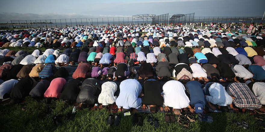 ABD'li Müslümanlar bayram namazında bir arada saf tuttu