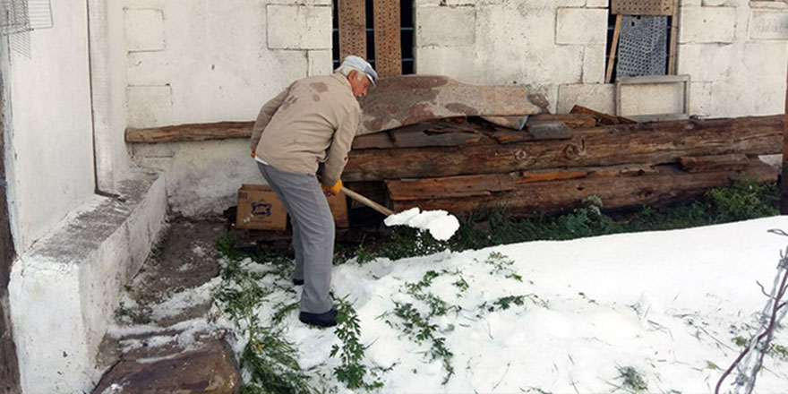 Subhanallah! Ağustos'ta 1,5 saat dolu yağdı