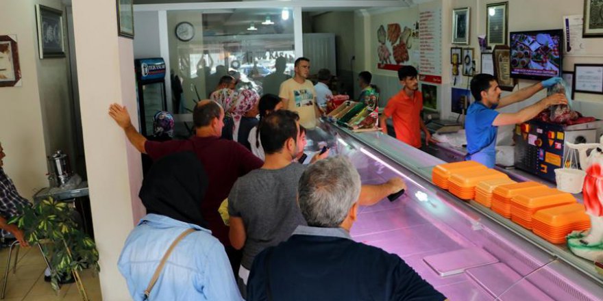 Kıyma veya kuşbaşı çektirmek için vatandaşlar kasaplara akın etti