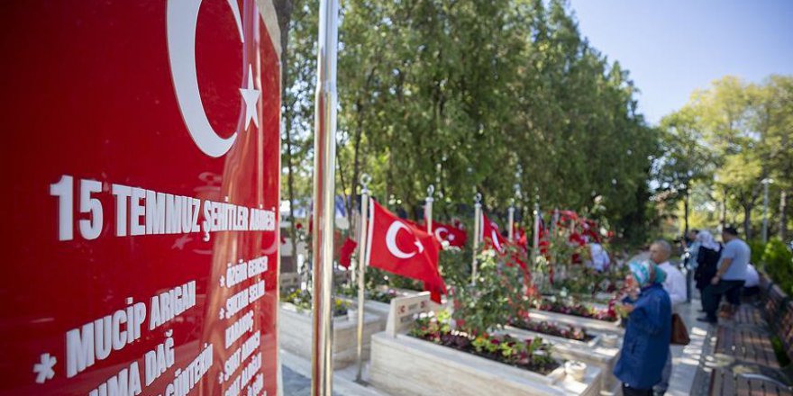 Bayramda şehitlikler unutulmadı