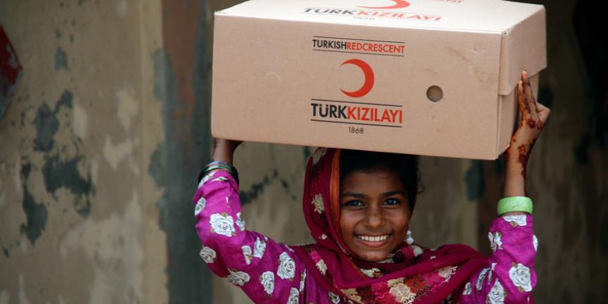 Pakistan'da 20 bin ailenin yüzü Türk Kızılayı ile güldü