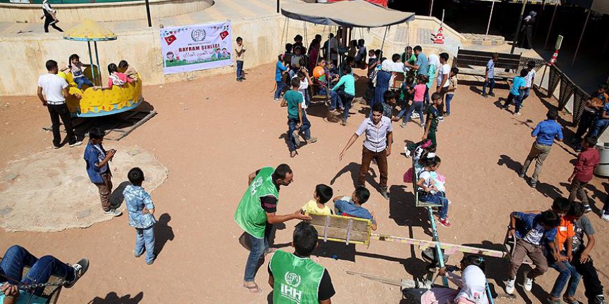 Suriye'de savaşın çocukları bayram şenliğinde eğlendi