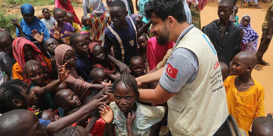 Cansuyu yetimlerin yüzünü güldürdü