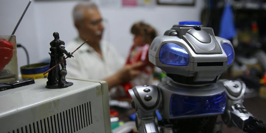 Oyuncukları tamir ederek çocukları mutlu ediyor