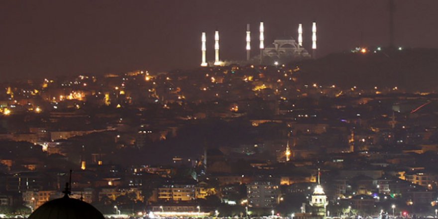 Çamlıca Camii'nin minareleri 3 boyutlu sistemle aydınlatıldı