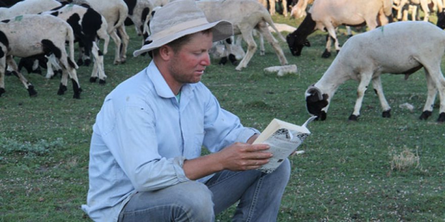 Konya'da çobanlık yapan Adem Gökoğlan okuma azmiyle takdir topluyor