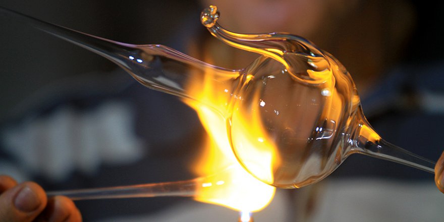 Nefesiyle yarım saatte camları sanata dönüştürüyor