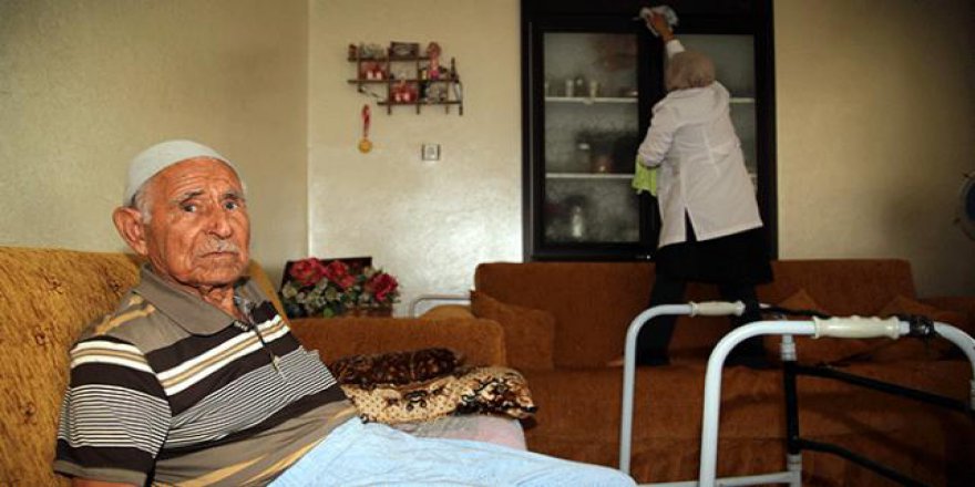 Engelli ve yaşlıların kişisel bakımlarını gideriyorlar