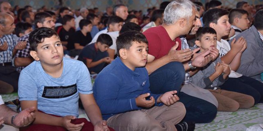 Sabah namazlarını camide kılan çocuklara bisiklet veriliyor