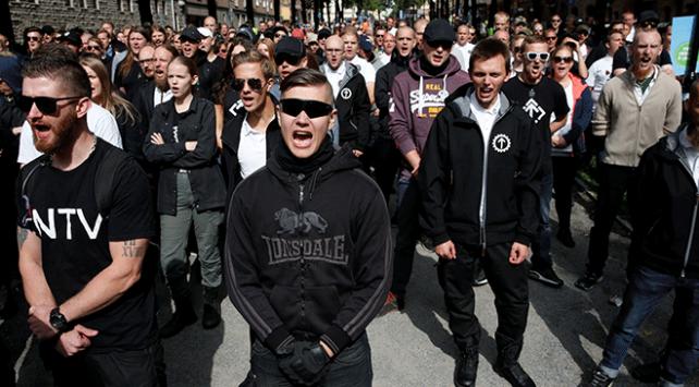 NAZİ'ler ayaklandı: Göçmen istemiyoruz