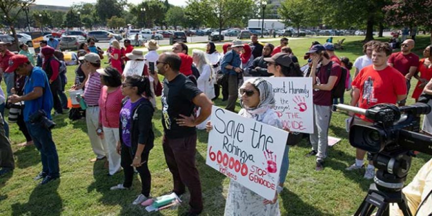 Washington'da toplanan Arakanlılardan protesto gösterisi