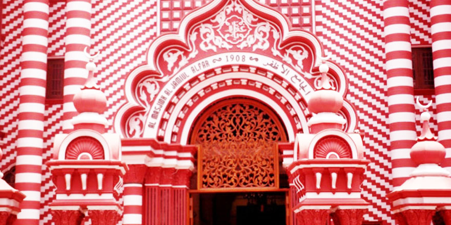 Budistlerin ortasında 5 katlı 'Kırmızı Mescit'