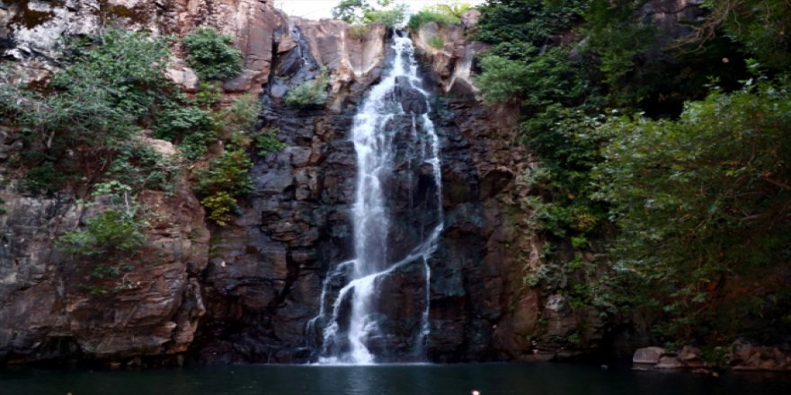 Sıcaktan bunalan Diyarbakırlılar şelaleye koşuyor