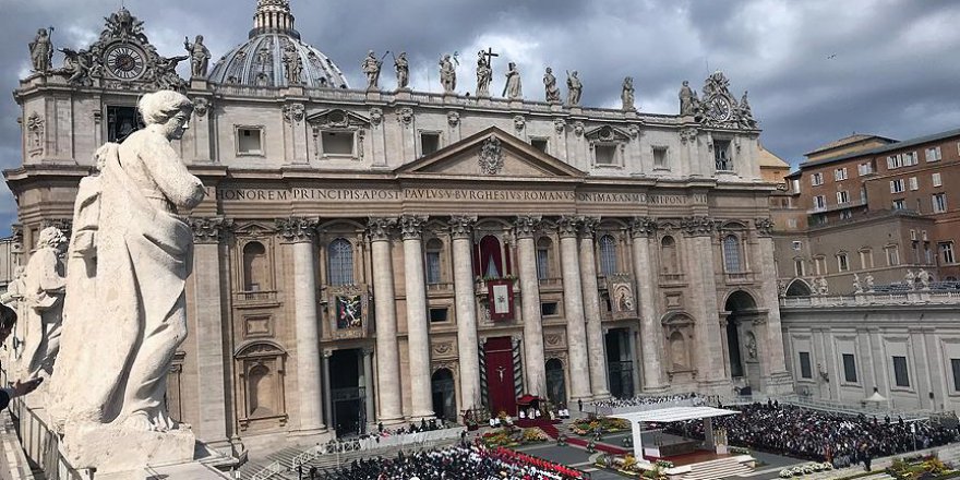 Vatikan'da skandal: Çocuk istismarından haberleri varmış