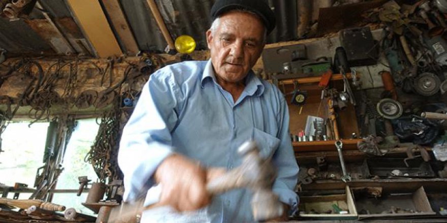 Atölyesinde 61 yıldır çekiç sallıyor