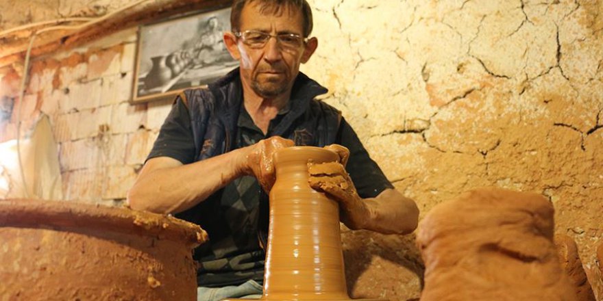 Çömlekçilik mesleğini 50 yıldır yapıyor