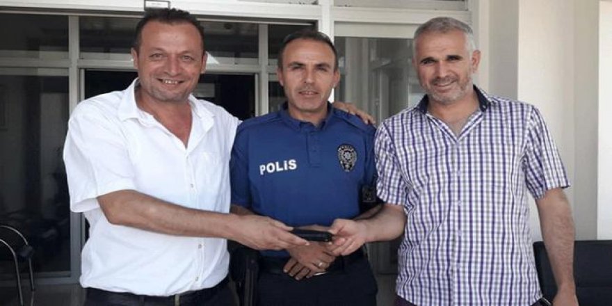 Bulduğu cüzdanı sahibine veren mezarlık görevlisi takdir topluyor