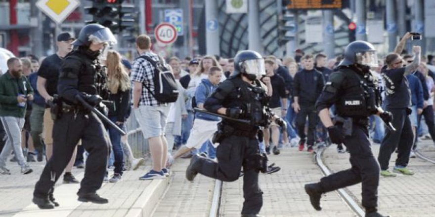Almanya'da ırkçılığın faturası polise kesildi