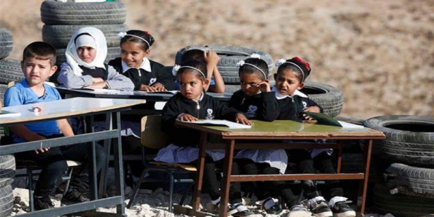 İsrail okullarını yıktı, güneşin altında ders yaptılar