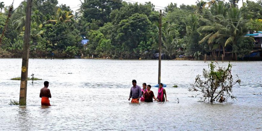 Hindistan'da sel nedeniyle ölümler devam ediyor
