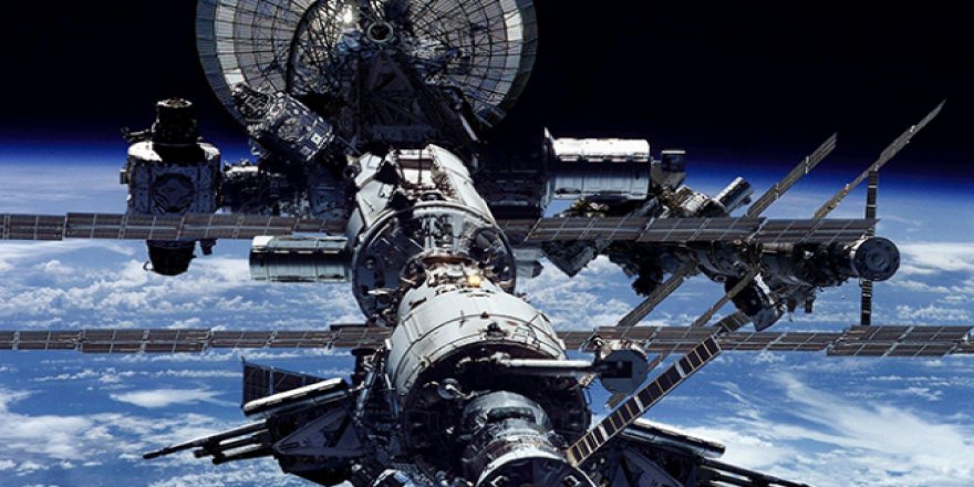 Astronot uzay kapsülündeki sızıntıyı bantla kapattı