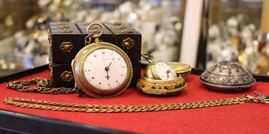 200 yıllık tarihi saatlere gözü gibi bakıyor