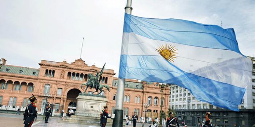 Arjantin 'para yok' diyerek 10 bakanlığını kapatıyor