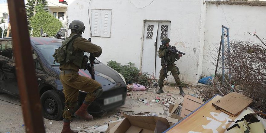 İşgalci İsrail kuvvetleri Filistinlileri gözaltına almayı sürdürüyor