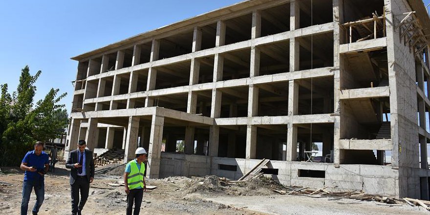 Hakkari'de teröristler okul yıkıyor, devlet yenilerini yapıyor