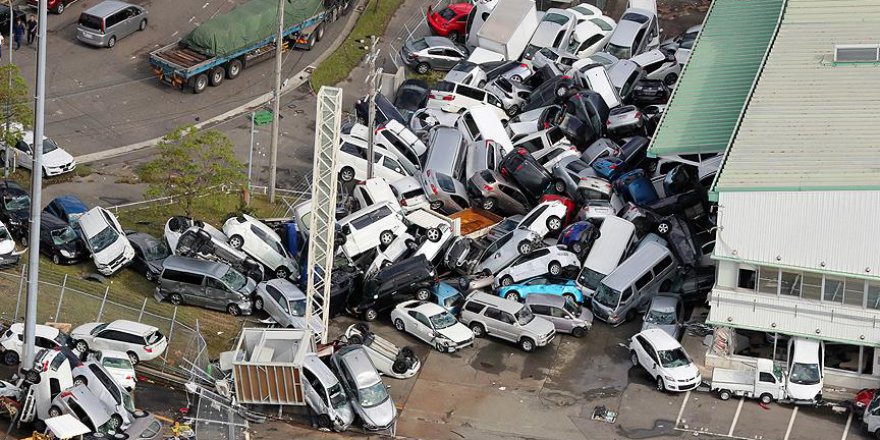 Japonya'da son 25 yılın en şiddetli fırtınası yaşandı