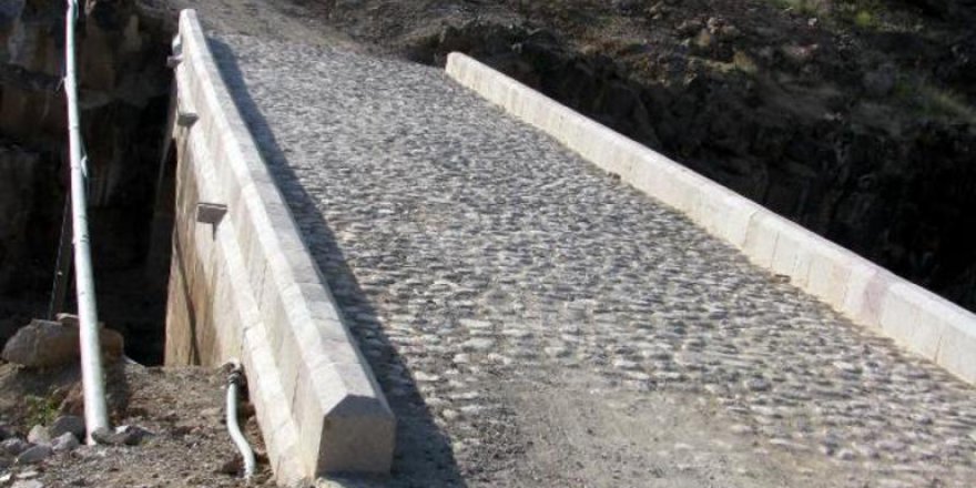 Tarihi köprüye büyük ayıp; Asfalt döktüler