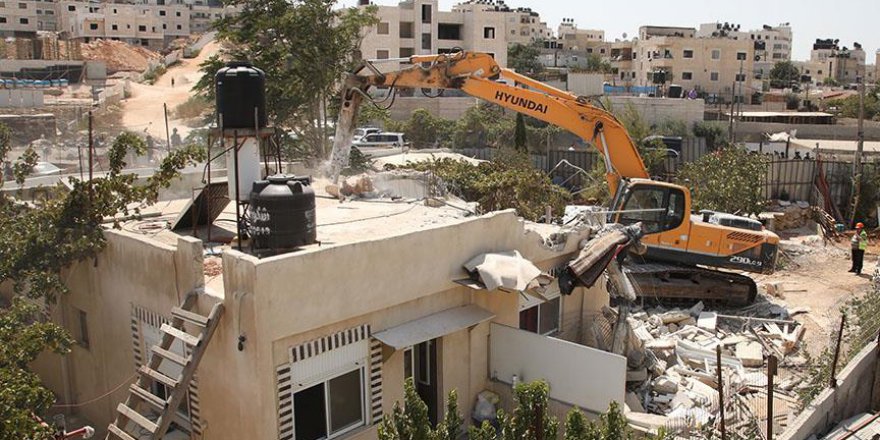 İşgalci İsrail Filistinlilere ait 2 evi yıktı