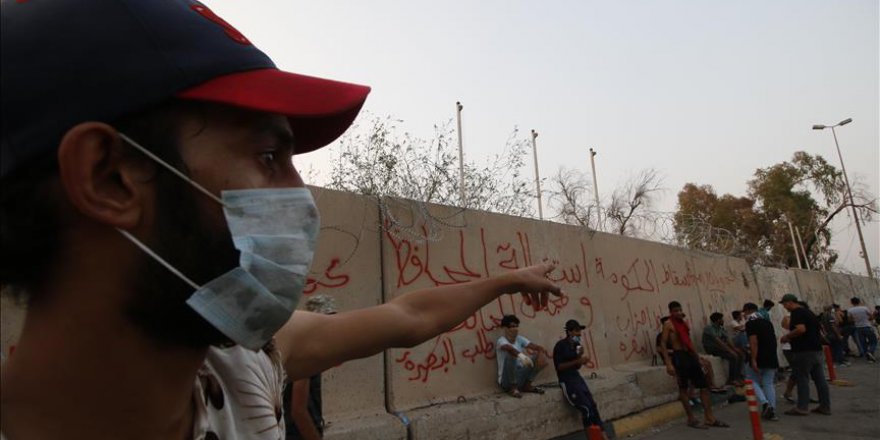 Basra’da göstericiler belediye binasını ateşe verdi