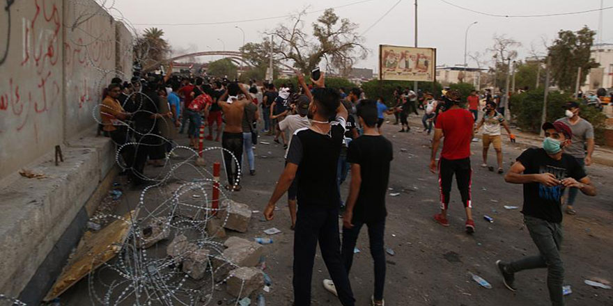 Basra'da İran Başkonsolosluğu yakıldı