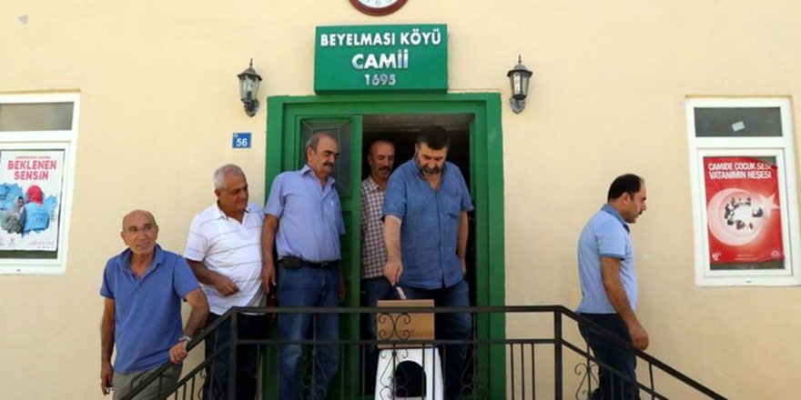 Cuma namazı çıkışı kediler için yardım toplandı