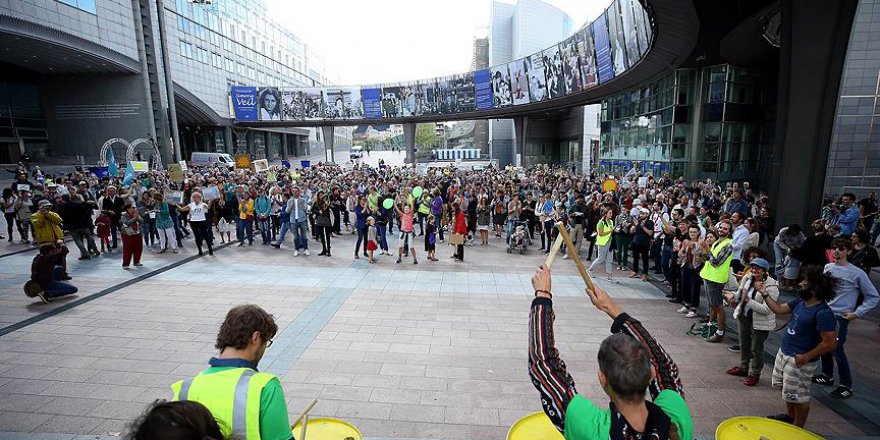 Çevreciler iklim değişikliğini Avrupa Parlamentosu önünde protesto etti