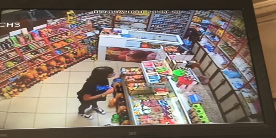 Market sahibi yokken aldığı şekerin parasını ödeyen küçük kız kamerada