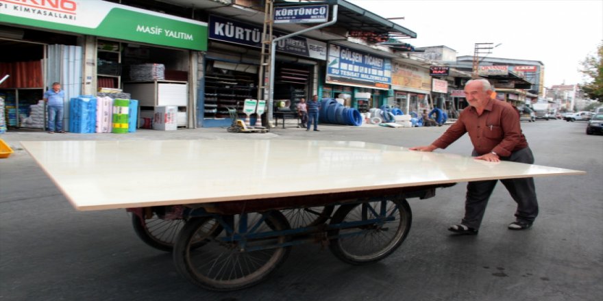 El arabasıyla eşya taşıyarak ekmeğini kazanıyor