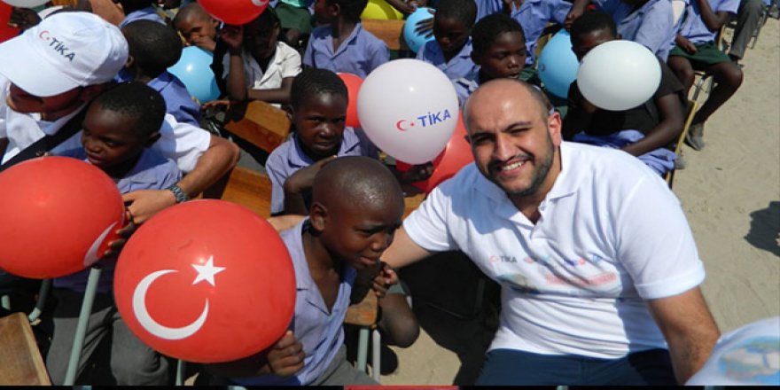 TİKA'nın gönüllü elçilerinden Namibyalı öğrencilere ziyaret