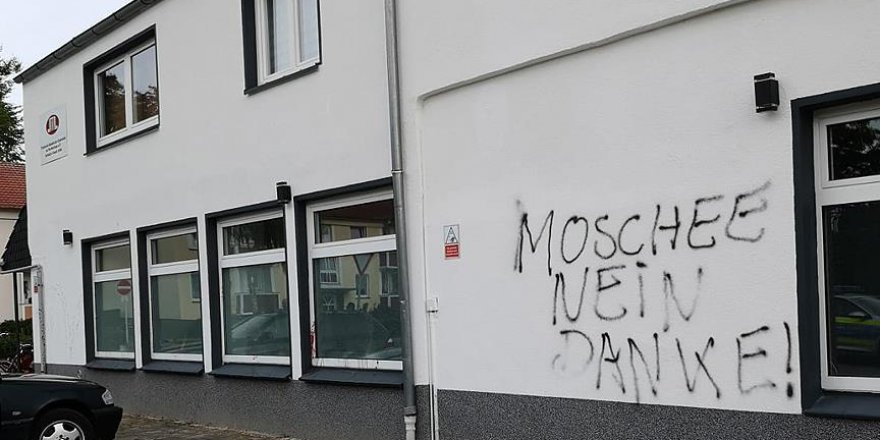 Almanya'da ırkçılar camiye saldırdı