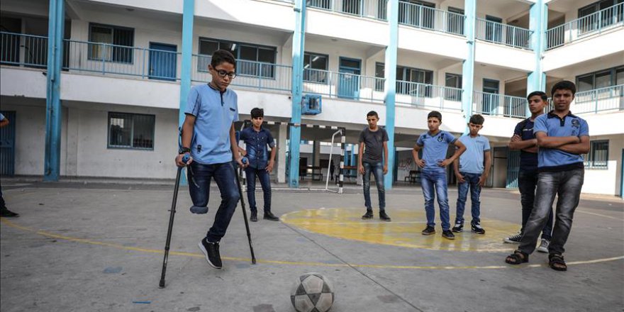 İsrail askerlerinin tek bacağına kıydığı çocuk okula başladı