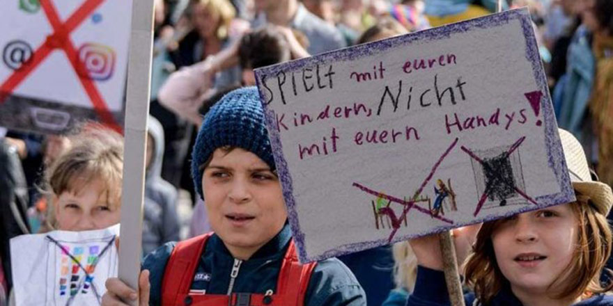 150 çocuk anne babalarını protesto etti: Telefonunla değil, benimle ilgilen!