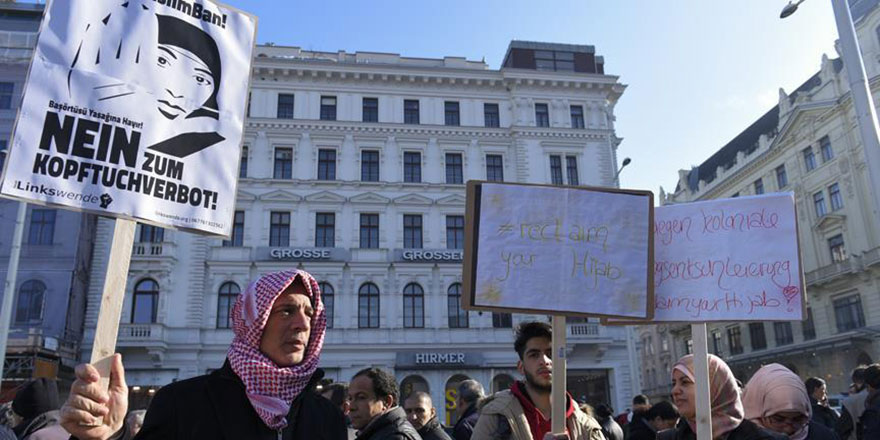 Avusturya'da Müslüman olmayanlar başörtü yasağına tepkili